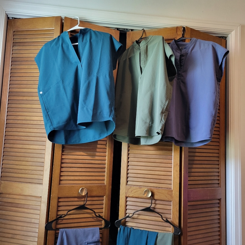 THREE PAIRS/SIX PIECES Figs scrubs for women, small/extra small, blue, green